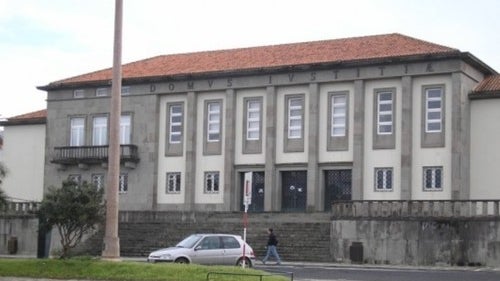 Imagem de Tribunal de Angra condena catorze pessoas por tráfico de droga