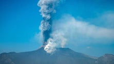 Imagem de Erupção do vulcão Etna provoca encerramento de espaço aéreo