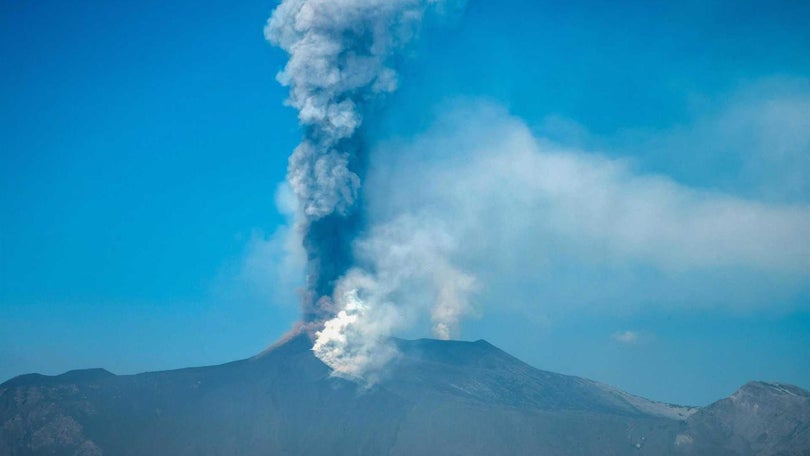 Imagem de Erupção do vulcão Etna provoca encerramento de espaço aéreo