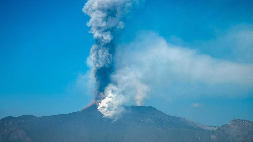 Erupção do vulcão Etna provoca encerramento de espaço aéreo