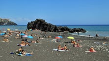 Imagem de Praias do Funchal têm danos de 670 mil euros mas abrem no verão