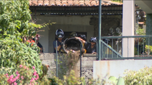 Imagem de Equipas de resgate salvam pai e filha de derrocada (vídeo)