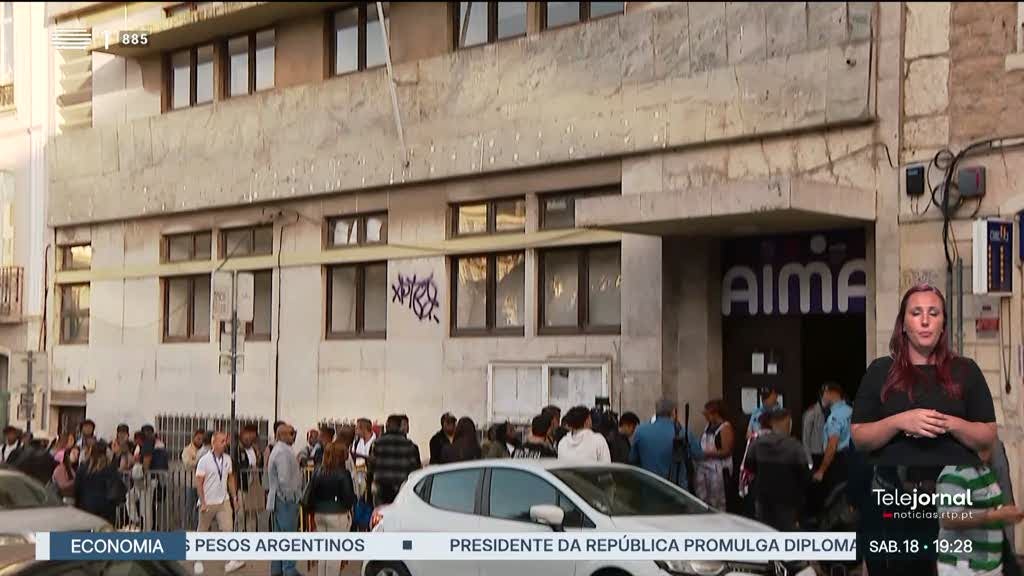 Centenas de pessoas passam dias na rua para ser atendidos pela AIMA