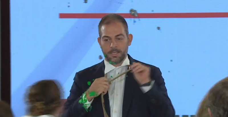 Ministro do Ambiente atacado com tinta verde em conferncia