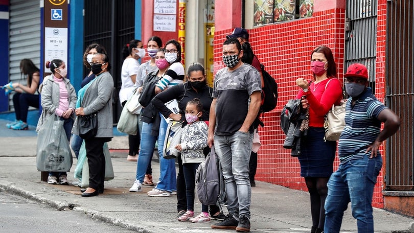 Imagem de Brasil chega aos 225 mil mortos