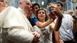 Papa pede aos jovens que não vivam obcecados com redes sociais