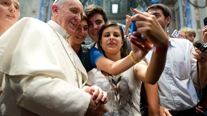 Papa pede aos jovens que não vivam obcecados com redes sociais