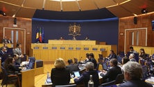 Imagem de Oposição no parlamento madeirense contra “situação rosa” da conta da Região de 2016