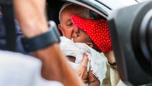 Imagem de Papa volta a saudar pessoas e a benzer bebé na rua