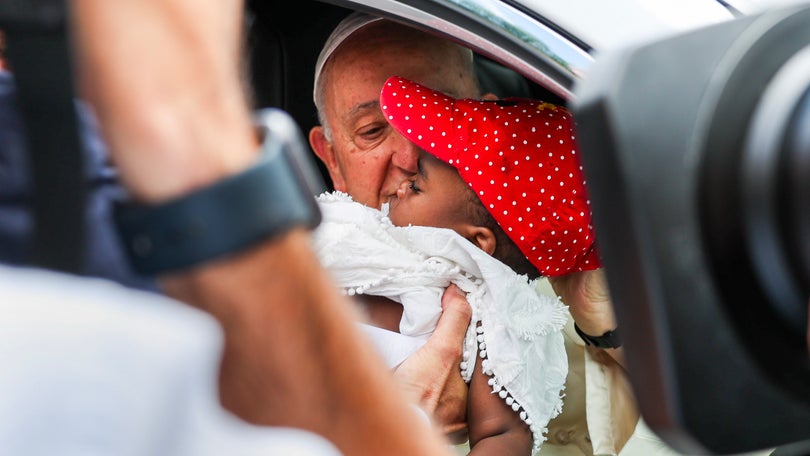 Imagem de Papa volta a saudar pessoas e a benzer bebé na rua