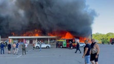 Imagem de Edifício civil atingido em ataque russo na cidade ucraniana de Kremenchuk (vídeo)