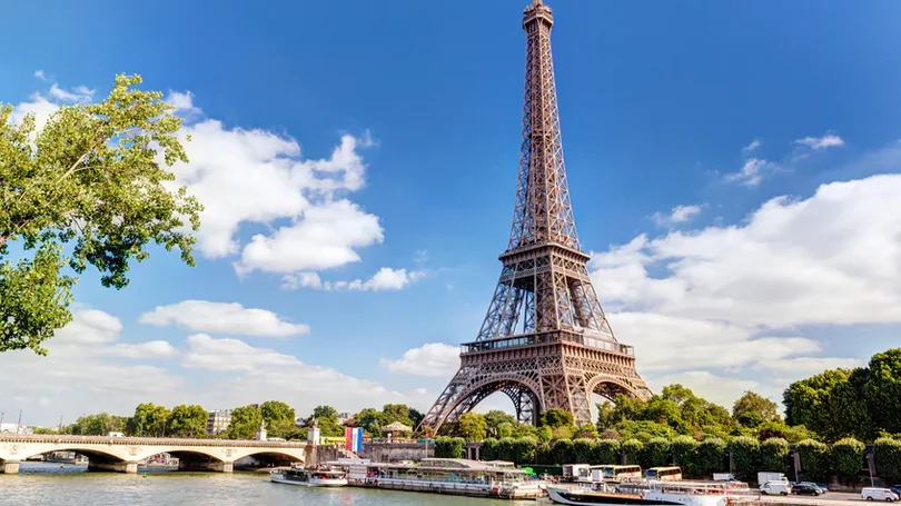 Covid-19: Torre Eiffel reabre parcialmente aos turistas após 104 dias fechada