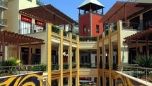 Imagem de Covid-19: Centros comerciais mantêm abertos apenas serviços essenciais