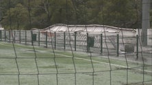 Imagem de Campo do Vitória do Pico fica sem cobertura da bancada (Vídeo)