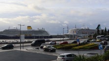 Imagem de Dois cruzeiros e um veleiro no Porto do Funchal