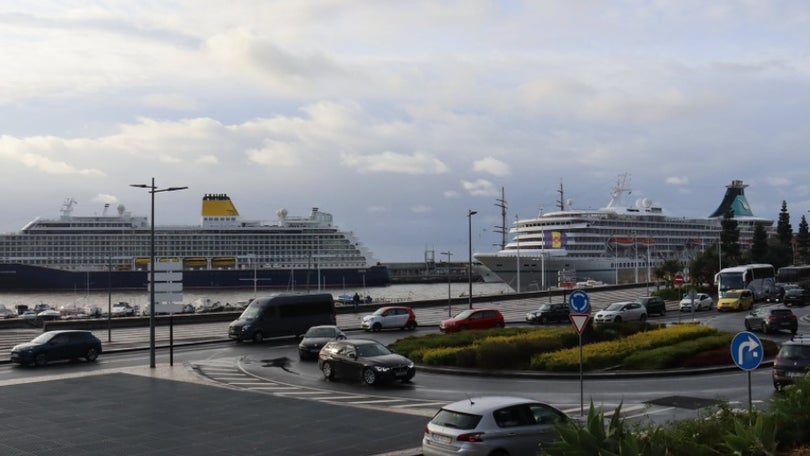 Dois cruzeiros e um veleiro no Porto do Funchal