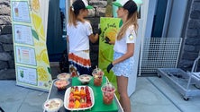 Fruta fresca na praia promove a alimentação saudável (vídeo)