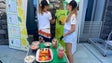 Fruta fresca na praia promove a alimentação saudável (vídeo)