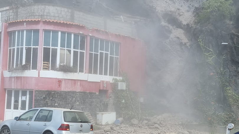 Derrocada na marginal da Calheta