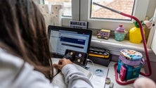 Imagem de Ensino à distância desafia alunos do ensino secundário (Vídeo)