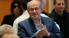 Imagem de Escritor britânico Salman Rushdie atacado em Nova Iorque