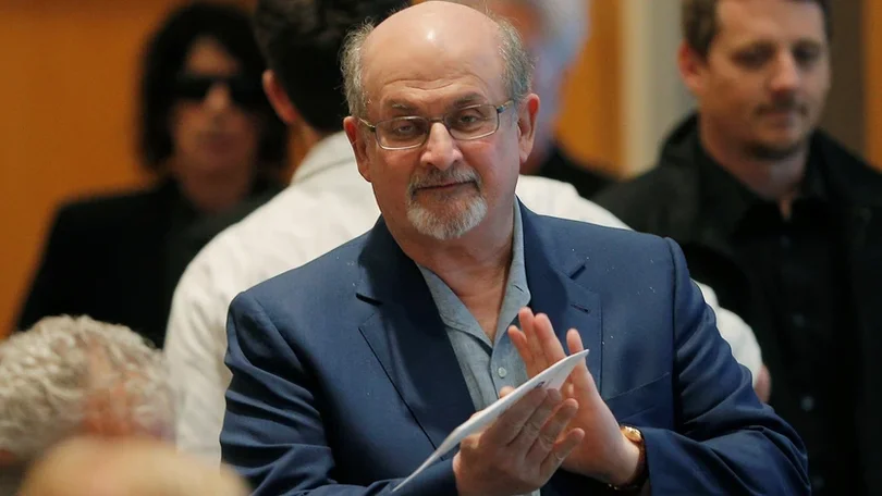 Escritor britânico Salman Rushdie atacado em Nova Iorque