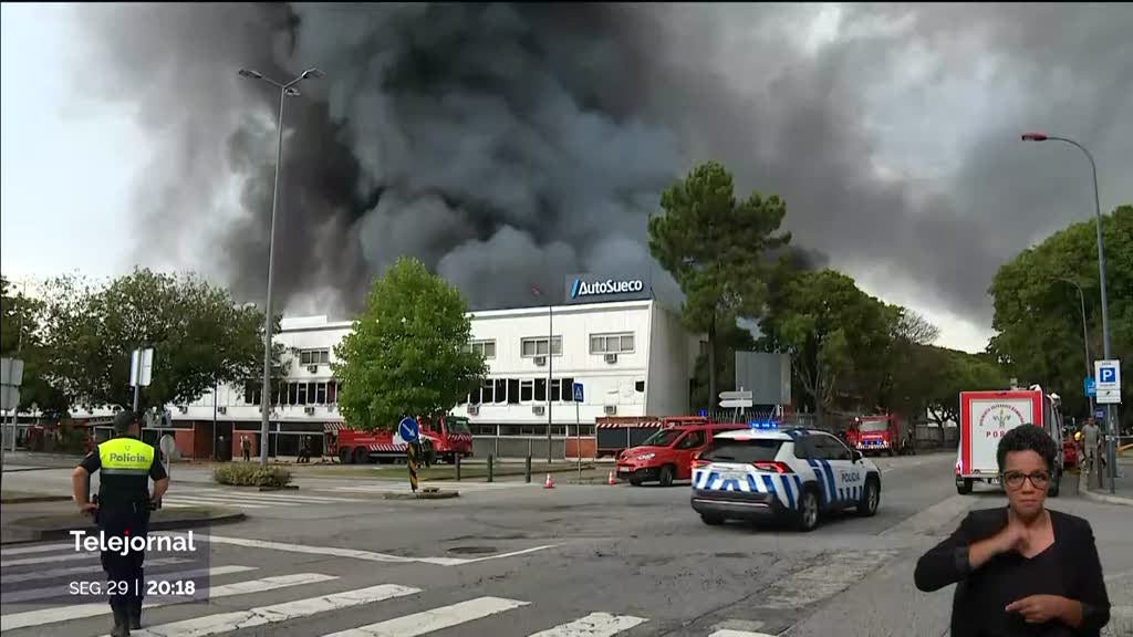 Incêndio no Porto. Fogo na Auto Sueco extinto ao final da tarde