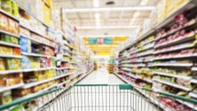 Imagem de Filas longas à porta dos supermercados (Vídeo)