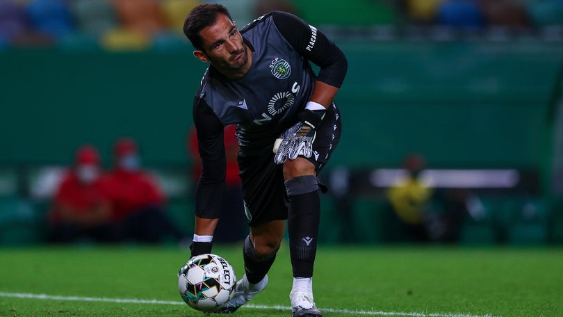 Imagem de Antonio Adán sofre lesão no ligamento do joelho direito