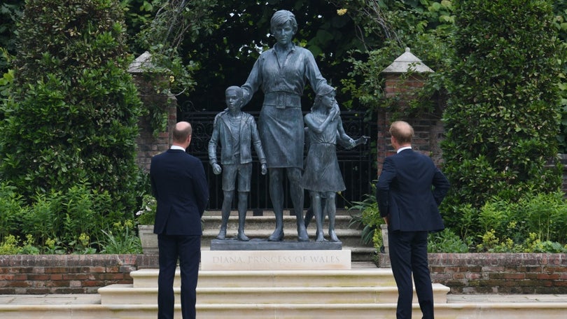 Imagem de William e Harry inauguram estátua em homenagem à princesa Diana