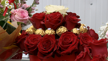 Imagem de Namorados ainda compram rosas (vídeo)
