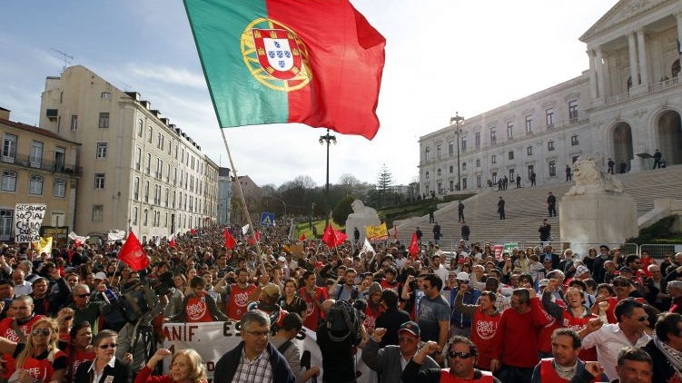 Covid-19: Governo pode limitar ou proibir reuniões e manifestações