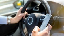 Imagem de Coimas para uso do telemóvel ao volante vão ser agravadas em cerca de 50%