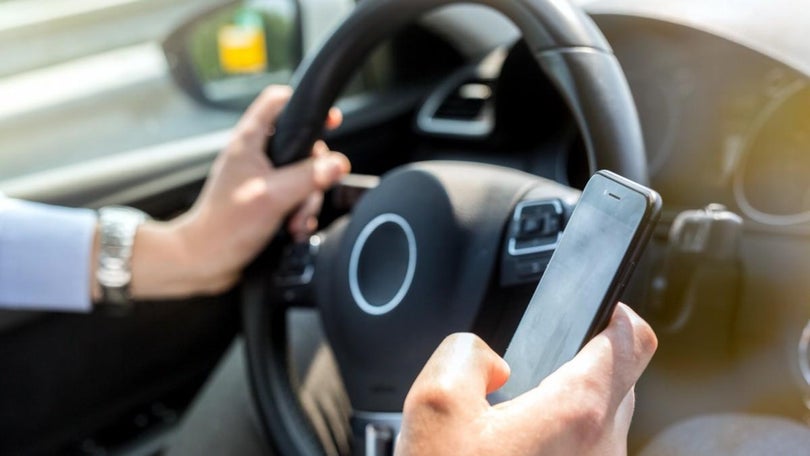 Coimas para uso do telemóvel ao volante vão ser agravadas em cerca de 50%