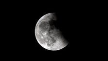 Imagem de Hoje há eclipse parcial da Lua