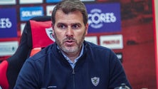 Imagem de Treinador do Santa Clara defende jogadores e aponta o dedo a jornalistas e empresários [Vídeo]