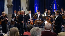 Imagem de Gordon Hunt dirige Orquestra da Madeira perante uma sala cheia