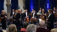 Gordon Hunt dirige Orquestra da Madeira perante uma sala cheia