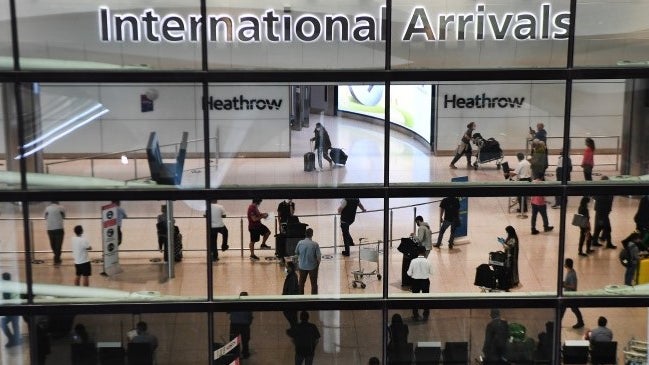 Governo britânico simplifica restrições a viagens