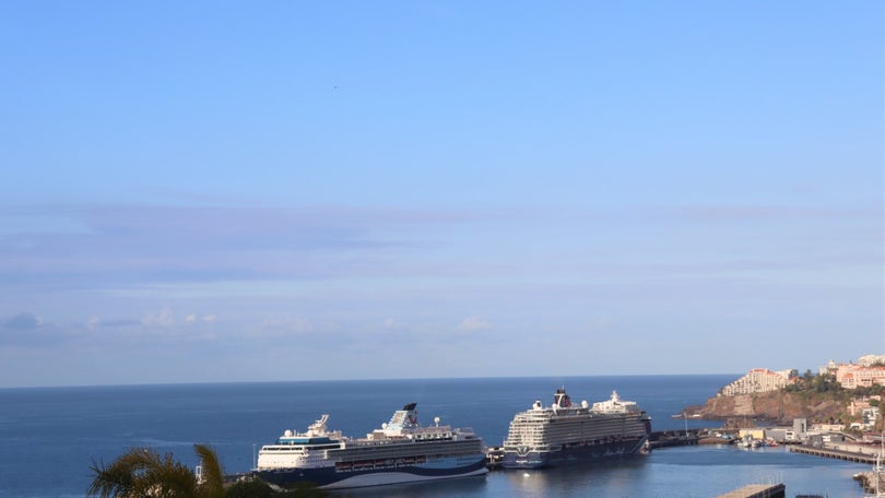 Imagem de Porto do Funchal com dois navios e mais de 6 400 pessoas