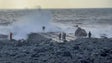 Turistas desafiam o mar para conseguir tirar a melhor fotografia (vídeo)