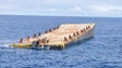 Marinha monitoriza barcaça à deriva nos Açores