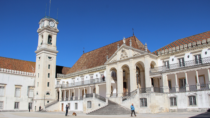 Universidade de Coimbra quer deixar de fazer exames em papel em 2023/24