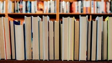 Imagem de Editoras adiam lançamentos de livros