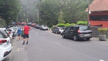 Imagem de Turistas e residentes reclamam mais estacionamentos no Ribeiro Frio (áudio)