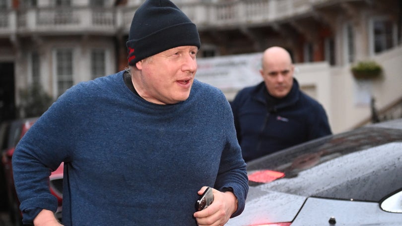 Imagem de Boris Johnson reafirma sob juramento que não mentiu sobre festas