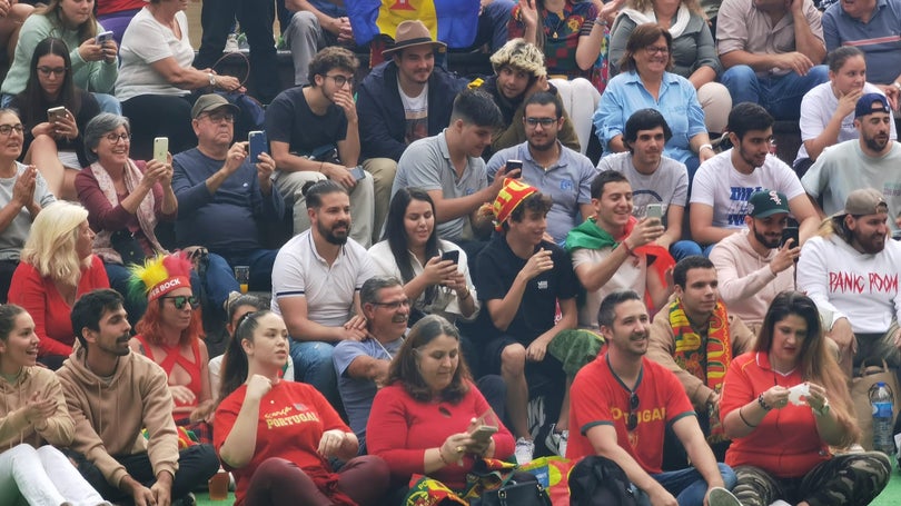 Imagem de Multidão espera por estreia de Portugal