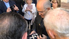 Imagem de Tolentino Mendonça recebe cruz episcopal das mãos do bispo do Funchal