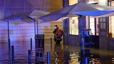 Imagem de Lisboa em limpezas depois das inundações e comerciantes a avaliar prejuízos
