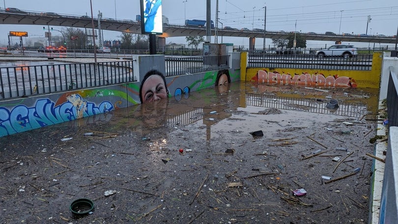 Comboios sem paragem em Algés devido a inundação no túnel de acesso à estação